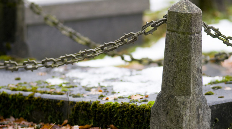 A temetőben bukott le a hevesen szexelő pár / Fotó: Northfoto