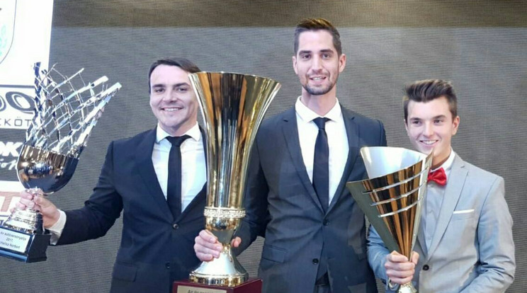 Michelisz Norbert (balról), a csapatvezető Bári Dáviddal és a junioroknál díjazott Tassi Attilával /Fotó: Facebook