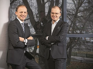 Bracia Jan (okulary) i Szymon Wróblewscy, wlasciciele Zdrojowa Invest