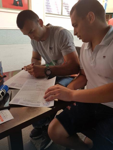 Šikman potpisuje pristupnicu za KK Prokuplje u društvu Čedomira Vukovića, sportskog direktora kluba