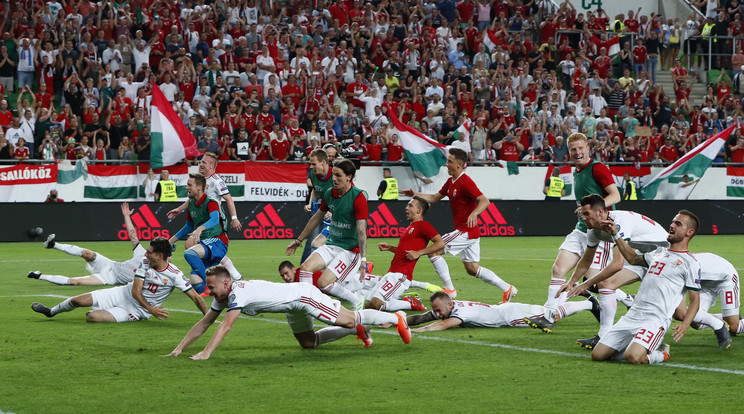 A magyar labdarúgó-válogatott tagjai ünneplik a Wales elleni győzelmet / Fotó: Fuszek Gábor