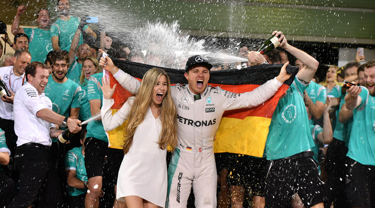 Nico Rosberg és felesége, Vivian Sibold így örült az év utolsó futama, az abu-dzabi verseny ­leintését
követően. A német pilóta 34 évvel
apja világbajnoki címe után
a Forma–1 királya lett / Fotó: AFP