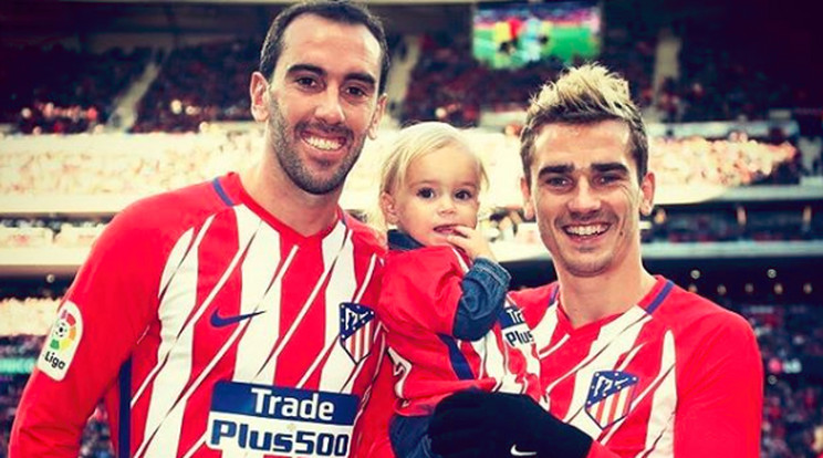 Godín (balra) az Atlético Madridban 
együtt játszik 
Griezmann-nal, 
s örömmel lett 
a kislányának 
keresztapja /Fotó: Instagram