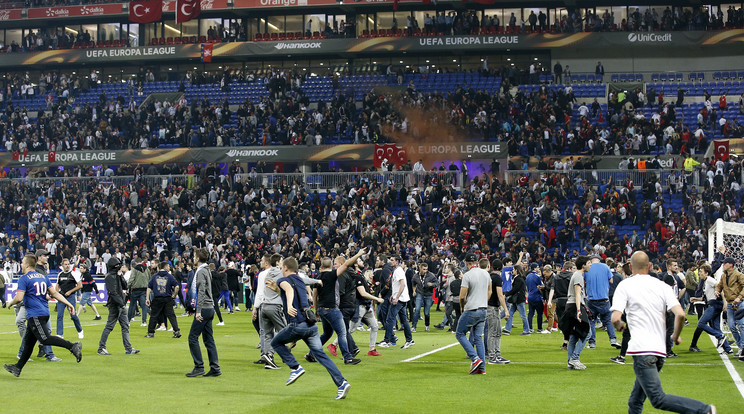A Lyon és a Besiktas 
szurkolói egy hete 
az El-meccsen csaptak 
össze /Fotó: MTI