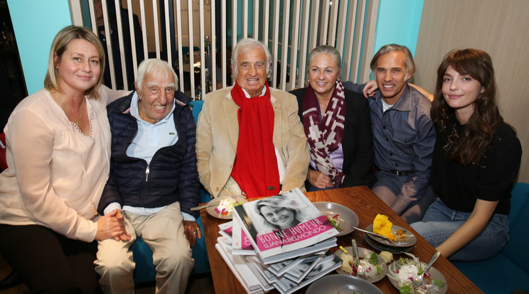 Balról: Luana Belmondo (Jean-Paul menye), Charles Gérard színész (Jean-Paul jó barátja), Jean-Paul Belmondo, Florence Belmondo (Jean-Paul lánya), Paul Belmondo (Jean-Paul fia, Luana férje) és Annabelle Belmondo (Jean-Paul unokája) /Fotó: Northfoto