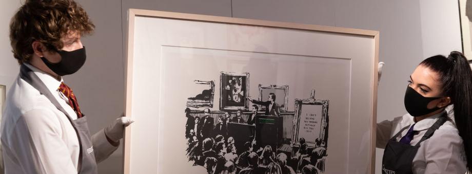 Przygotowania do aukcji w Christie's, 26.03.2021, Londyn. Widoczna grafika Banksy'ego „I Can't Believe You Morons Actually Buy This Sh*t”. Autorskie nagranie ze spalenia grafiki Banksy'ego sprzedano poprzez token NFT