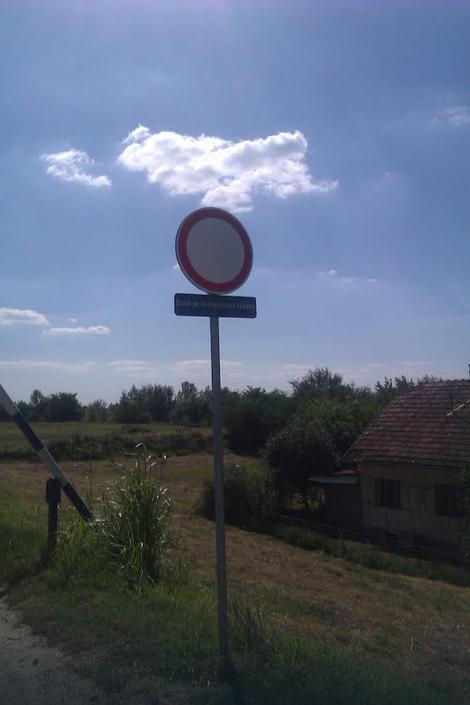 Znak zabrane na nasipu