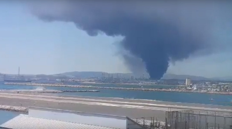 Felrobbant egy olajfinomító Spanyolországban. mérgező füst terjed a környéken. / Fotó: Youtube