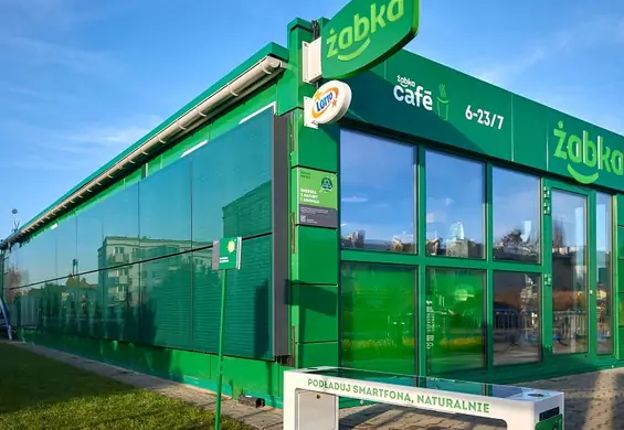 Pierwszy sklep Żabki zasilany w 100 proc. OZE. W środku: automat PET i kropki kwantowe