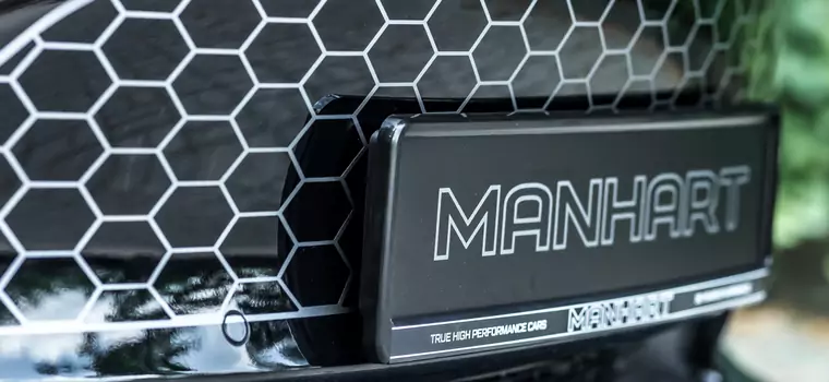 Manhart TM3 720 – Tesla Model 3 z naklejonym grillem
