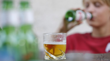Dziecko pije alkohol ‒ co robić?