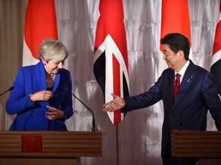   Theresa May, premier Wielkiej Brytanii, i Shinzo Abe, premier Japonii