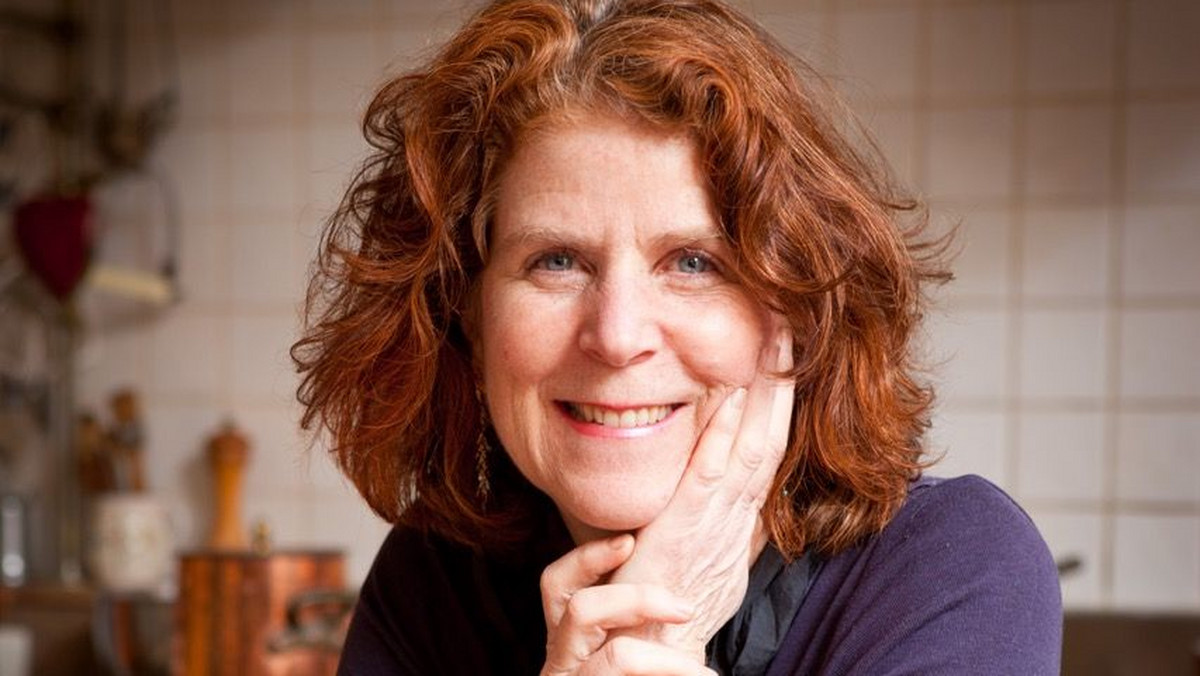 "Każde francuskie danie ma swoją opowieść", mówi Susan Loomis, autorka książki "W mojej francuskiej kuchni. Opowieść o tradycji i miłości do domowych posiłków". Susan ukończyła prestiżową École de cuisine La Varenne, była krytykiem kulinarnym i prowadziła kawiarnię w Paryżu. Jednak zawsze chciała pisać książki o francuskiej kuchni i uczyć gotowania, i tym właśnie od dwudziestu lat zajmuje się w Normandii.