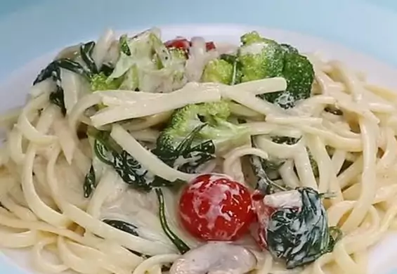 Makaron linguine w śmietanowym sosie ze szpinakiem i tuńczykiem