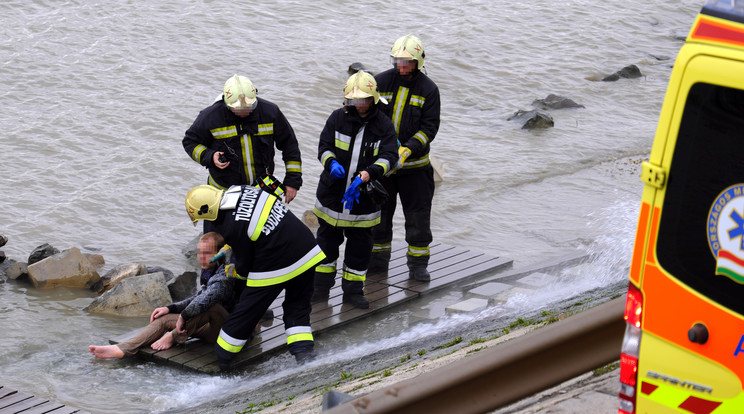 A férfit végül a katasztrófavédelem emberei húzták ki a vízből, majd a mentők megvizsgálták/Fotó: Nagy Zoltán
