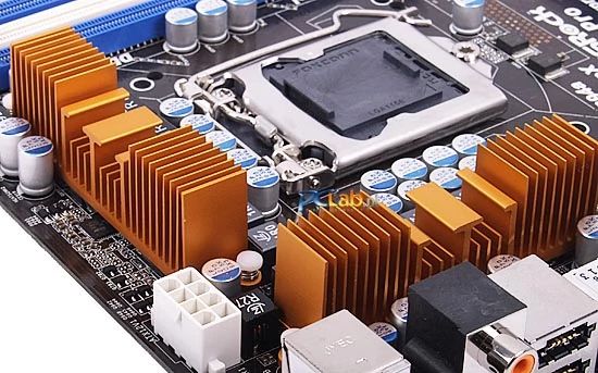 Pokaźne radiatory dbają o warunki pracy tranzystorów zasilających procesor