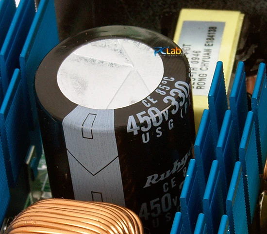 Główny kondensator, o napięciu 450 V i pojemności 330 uF, znanej japońskiej firmy Rubycon