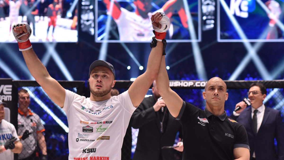 Mistrz KSW w wadze półciężkiej Tomasz Narkun zmierzy się w sobotę na gali KSW 36 w Zielonej Górze z doświadczonym Thierrym Sokoudjou. "Żyrafa" jest pewny siebie. - Poddawałem już zawodników światowej klasy, więc nie martwi mnie jakiś pan Sokoudjou – zapowiada Narkun.