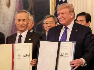 Prezydent Donald Trump i chiński wicepremier Liu He podpisali pierwszą część porozumienia handlowego między USA a Chinami. 