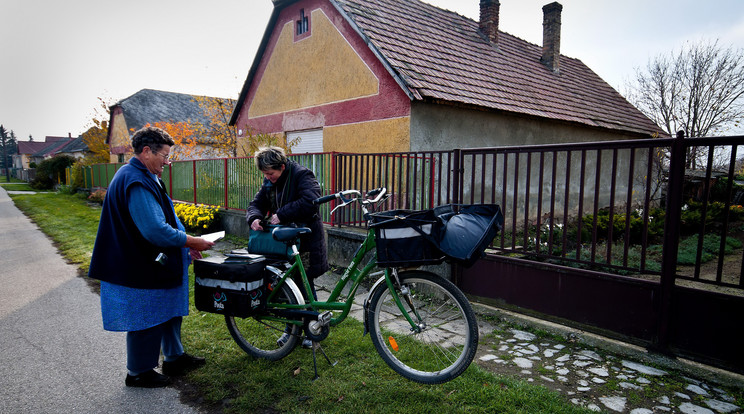 A pluszjuttatásokat várhatóan a novemberi és a decemberi nyugdíjjal hozza a postás (képünk illusztráció) /Fotó: MTI /Krizsán Csaba