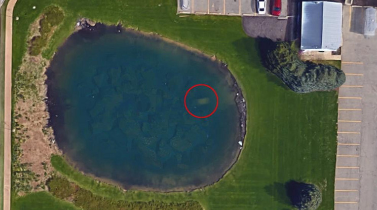 A Google-Earth térkép négy éve mutatja, hogy kocsi van a tóban / Fotó: Google-Earth