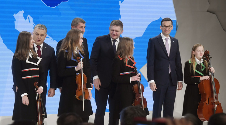Orbán Viktor kormányfő (balra) és a V4-ek miniszterelnökei
a Várkert Bazárban hallgatták meg a vonósnégyes koncertjét /Fotó: MTI - Koszticsák Szilárd