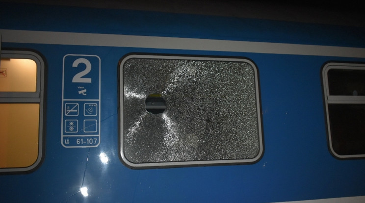 Terméskővel törte be egy vonat ablakát / Fotó: Police.hu