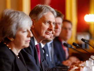 Premier Theresa May oraz Philip Hammond, minister finansów w rządzie Jej Królewskiej Mości