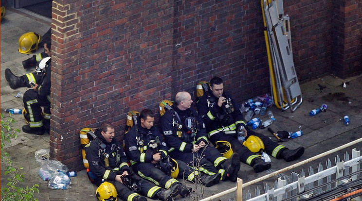 Holtfáradt tűzoltók a londoni tűzvész helyszínén / Fotó: MTI