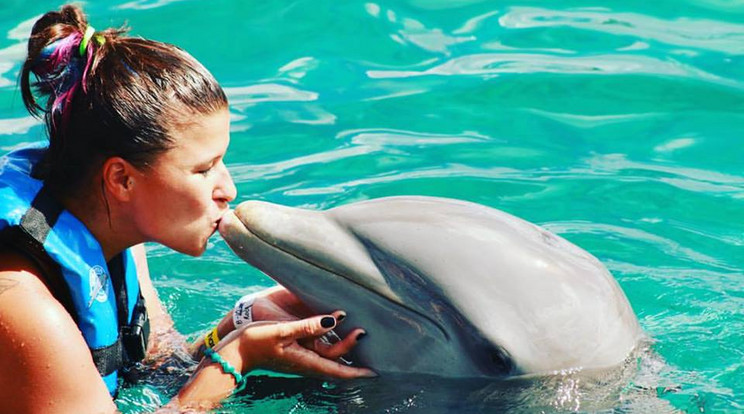 Szepesi Niki delfinekkel csókolózik