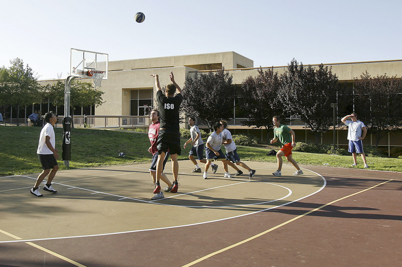 Pracownicy Facebooka grająw koszykówkę na własnym boisku w siedzibie firmy w Palo Alto w Kalifornii.