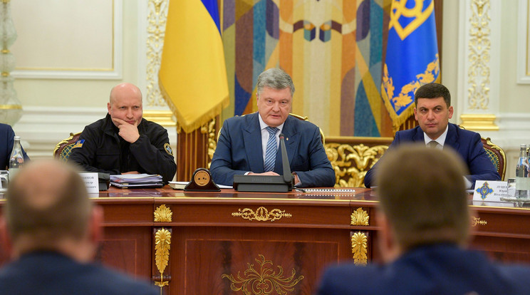 Porosenko ma bejelentette a hadiállapot megszüntetését, de egy csomó büntetőintézkedést hoztak / MTI/AP/Mikola Lazarenko