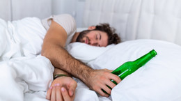 Kładziesz się spać po alkoholu? To nie będzie dobra noc