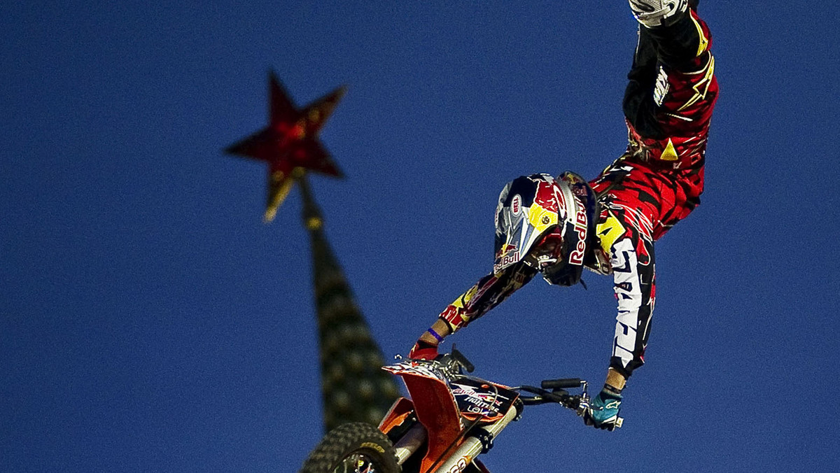 W sobotnią noc 26 czerwca, na Placu Czerwonym w Moskwie 40-tysięcy fanów podziwiało dwunastu najlepszych na świecie zawodników freestyle motocross walczących o zwycięstwo w kolejnym przystanku Światowej Serii Red Bull X-Fighters. W finale młody talent Levi Sherwood (Nowa Zelandia) pokonał Nate'a Adamsa (USA) i wygrał zawody już po raz drugi w karierze.