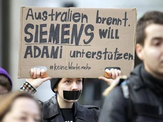 Protesty przeciwko uczestnictwu Siemensa w projekcie kopalni węgla w Australia