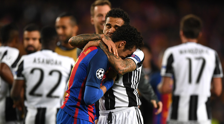A korábban a Barcelonát erősítő Juventus-szélső, a brazil 
Daniel Alves (szemben) vigasztalta kiesés miatt zokogó 
honfitársát, Neymart /Fotó: GettyImages