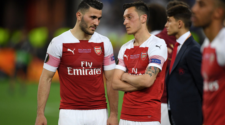 Kolasinac (balra, Özil mellett) korábban megfutamította a támadókat /Fotó: GETTY IMAGES