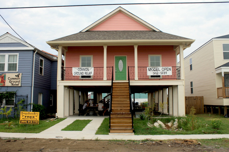 Mieszkańcy dzielnicy Lower Ninth Ward w Nowym Orleanie musieli po huraganie Katrina podnieść swoje domy na wypadek kolejnej powodzi