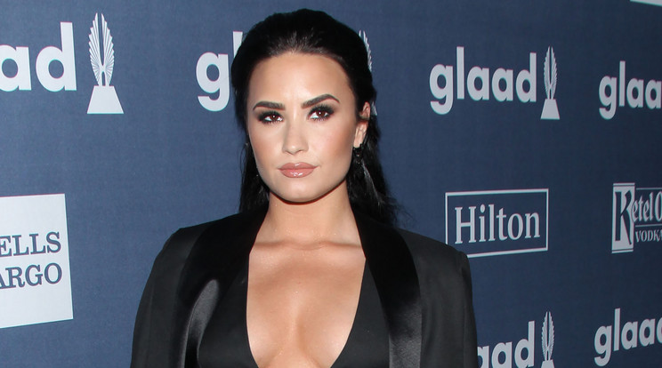 Demi Lovato ismét nagyon szexin jelent meg a vörös - voltaképpen kék szőnyegen / Fotó: Northfoto