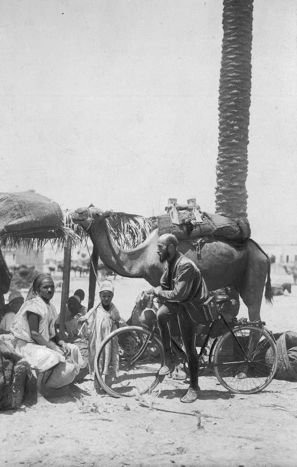 Kazimierz Nowak oparty o rower w rozmowie z arabską rodziną w Trypolitanii - rok 1931/12, Trypolitania (włoska kolonia)
