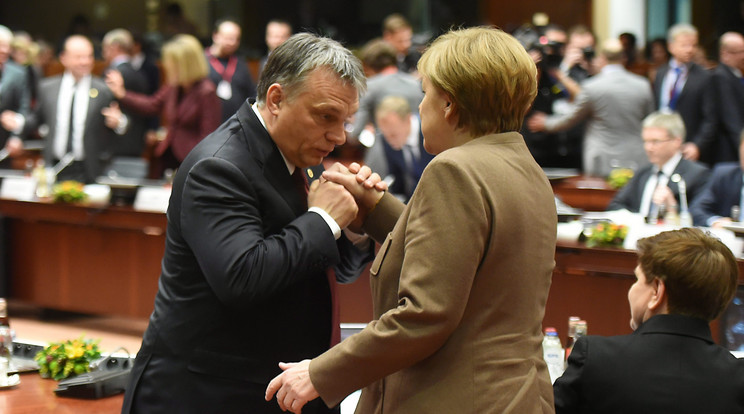 Orbán Viktor miniszterelnök Angela Merkel német kancellárnak csókolt kezet/Fotó: MTI