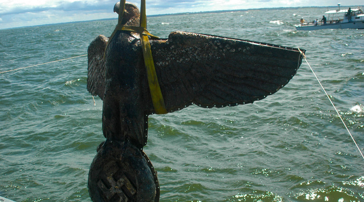 A birodalmi jelképet 2006-ban emelték ki a tenger fenekén heverő hajóroncsból / Fotó: MTI