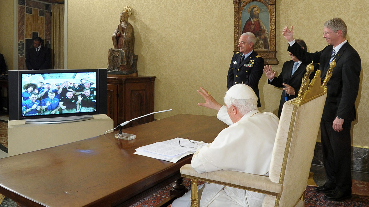 Podczas pierwszego w historii telemostu między Watykanem a Międzynarodową Stacją Kosmiczną Benedykt XVI połączył się z dwunastoma przebywającymi na niej astronautami. W bezprecedensowej rozmowie papież zadawał im pytania.