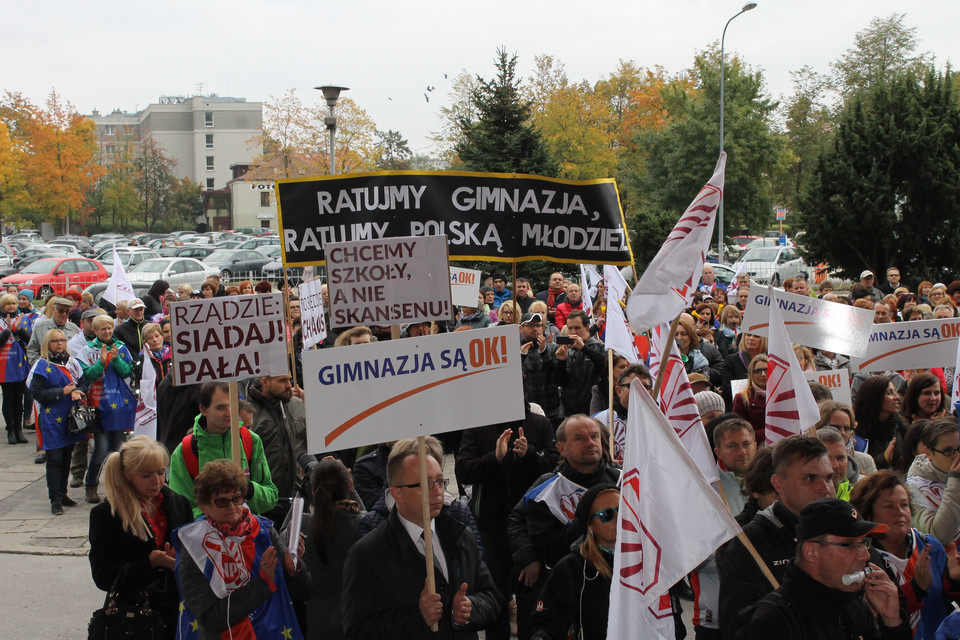 Kielce: "NIE" dla reformy edukacji. Głośny protest świętokrzyskich nauczycieli