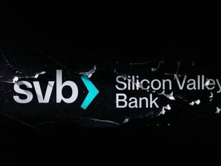 Założony w latach 80. SVB był bankiem lokalnym, obsługującym głównie Dolinę Krzemową, i skupionym na sektorze technologicznym. W momencie bankructwa środki trzymały w nim m.in. Etsy, Roblox, Roku i Vimeo. Dziesiątego marca do banku wkroczył regulator, tego dnia wstrzymano także handel jego akcjami.