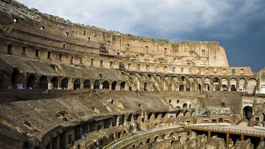 Koloseum pod ostrzałem turystów. "Piją piwo, grabią i niszczą"