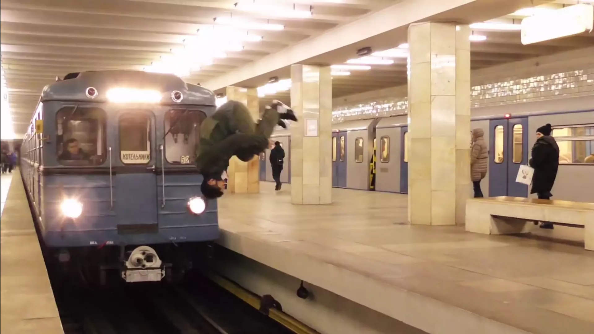 Zrobił salto przed nadjeżdżającym pociągiem w metrze. Ten filmik z YouTube przyprawia o ciarki