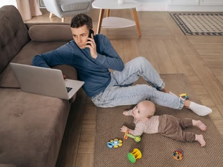 Zgodnie z badaniem „Opinie Polaków na temat urlopów rodzicielskich” mężczyźni nie korzystają z urlopów rodzicielskich, bo obawiają się utraty pozycji w pracy i samej pracy.