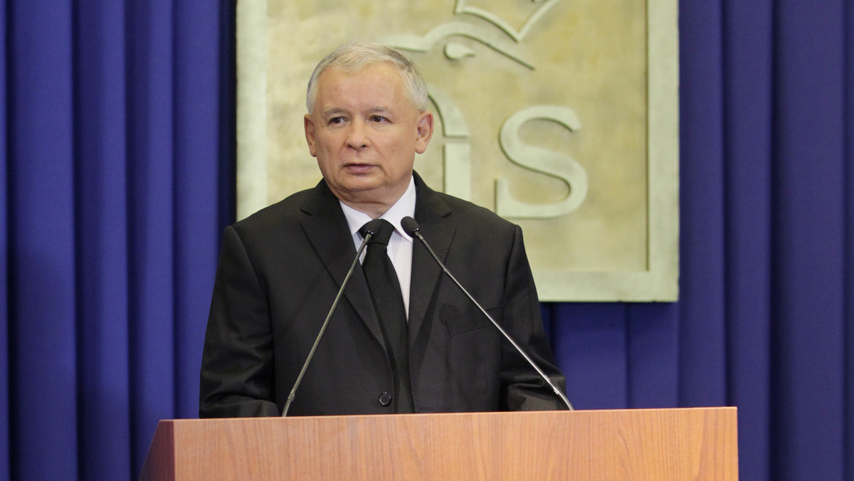 Podczas dzisiejszej konferencji prasowej Jarosław Kaczyński przekonywał, że nie wysyłał żadnego listu do ambasadorów. - To nieporozumienie. Chodzi zapewne o mój artykuł - mówił. Innego zdania jest europoseł Ryszard Czarnecki, który umieścił ten list na swoim blogu. - List został wysłany, to oficjalna wersja, tak proszę pisać - radził w rozmowie z serwisem tvp.info.