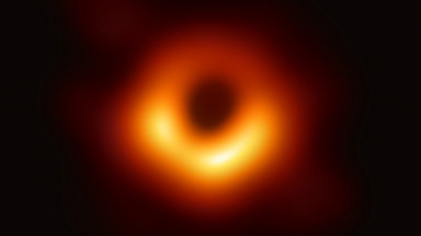 Genetycznie modyfikowani ludzie, pierwsze zdjęcie czarnej dziury i cyklokarbon. Największe odkrycia naukowe 2019 r.